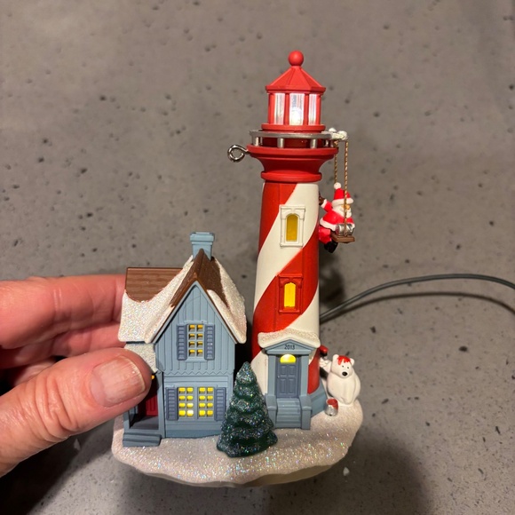 2013 Hallmark Keepsake Holiday Lighthouse flashing ornament - Picture 5 of 11
